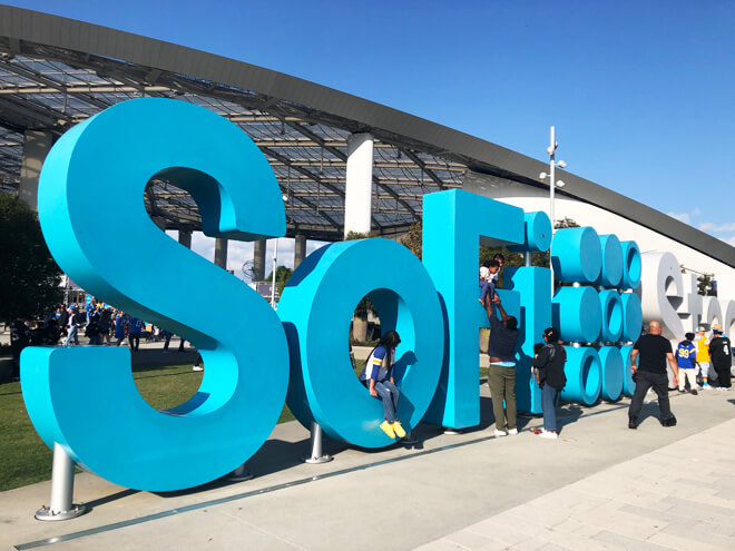 Letreiro SoFi Stadium Los Angeles